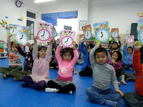 Các bé lớp Mẫu giáo Lớn A2 học cách xem đồng hồ